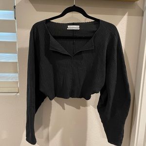 Cropped black long sleeve ribbed top